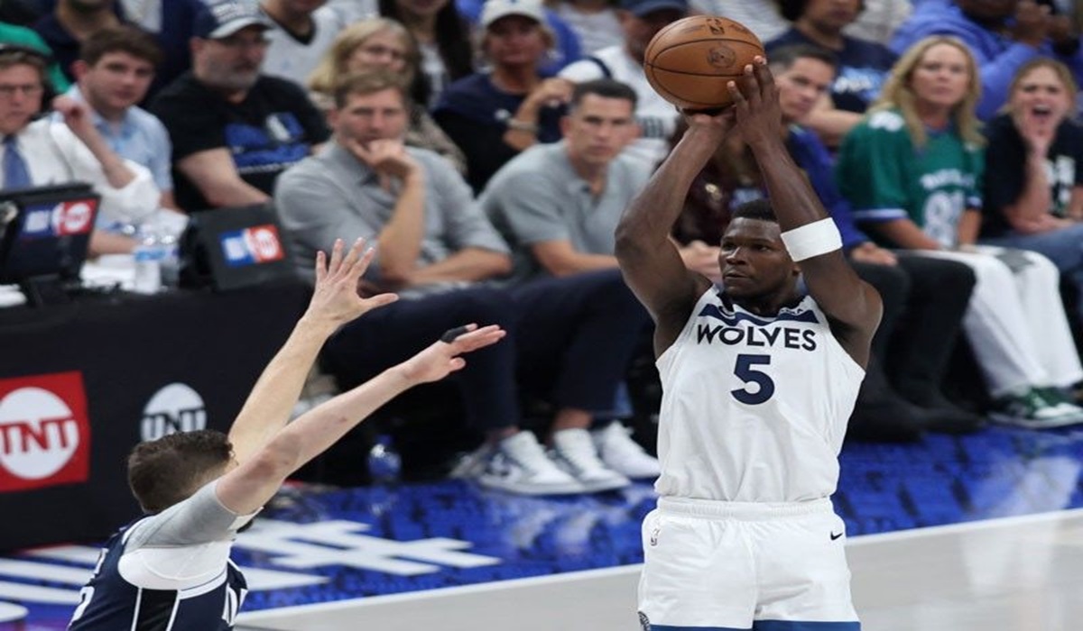 Pebasket Minnesota Timberwolves Anthony Edwards (kanan) melepaskan tembakan di laga playoff NBA melawan Dallas Mavericks.