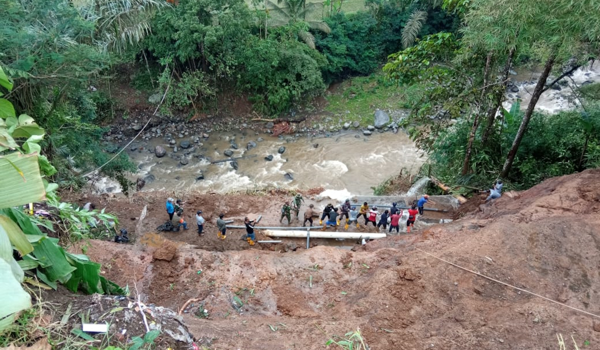 Petugas berupaya menyambungkan 4 pipa transmisi setelah terputustertimpa dan terbawa material longsor di Kampung Citerewes