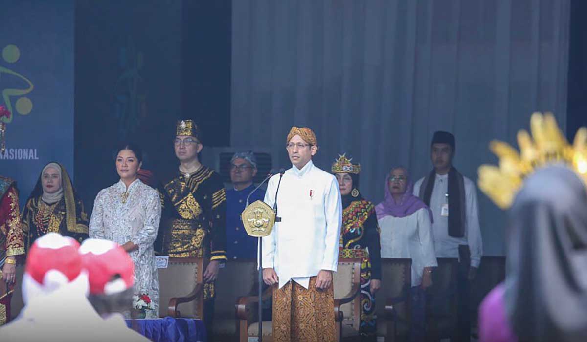 Menteri Pendidikan, Kebudayaan, Riset, dan Teknologi (Mendikbudristek) Nadiem Anwar Makarim mengikuti Peringatan Hari Pendidikan Nasional.