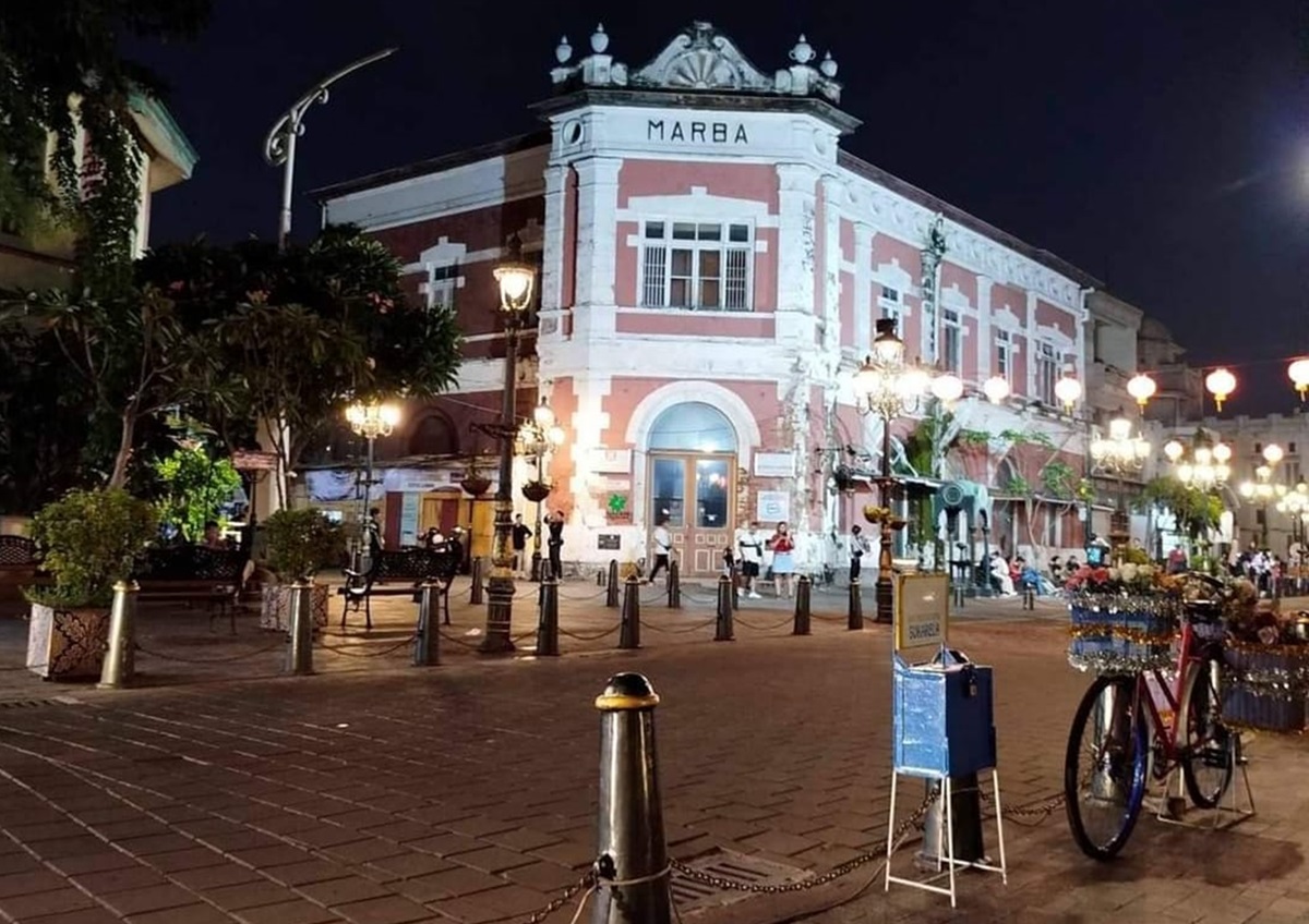 Hingga tengah malam destinasi wisata Kota Lama Semarang masih banyak didatangi pengunjung.