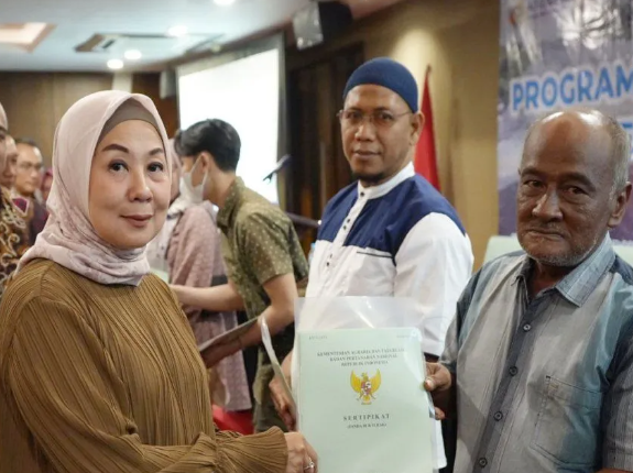 Anggota Komisi II DPR RI Aida Muslimah menyerahkan sebanyak 10 sertifikat tanahsaat sosialisasi PTSL di Banjarmasin Kalsel