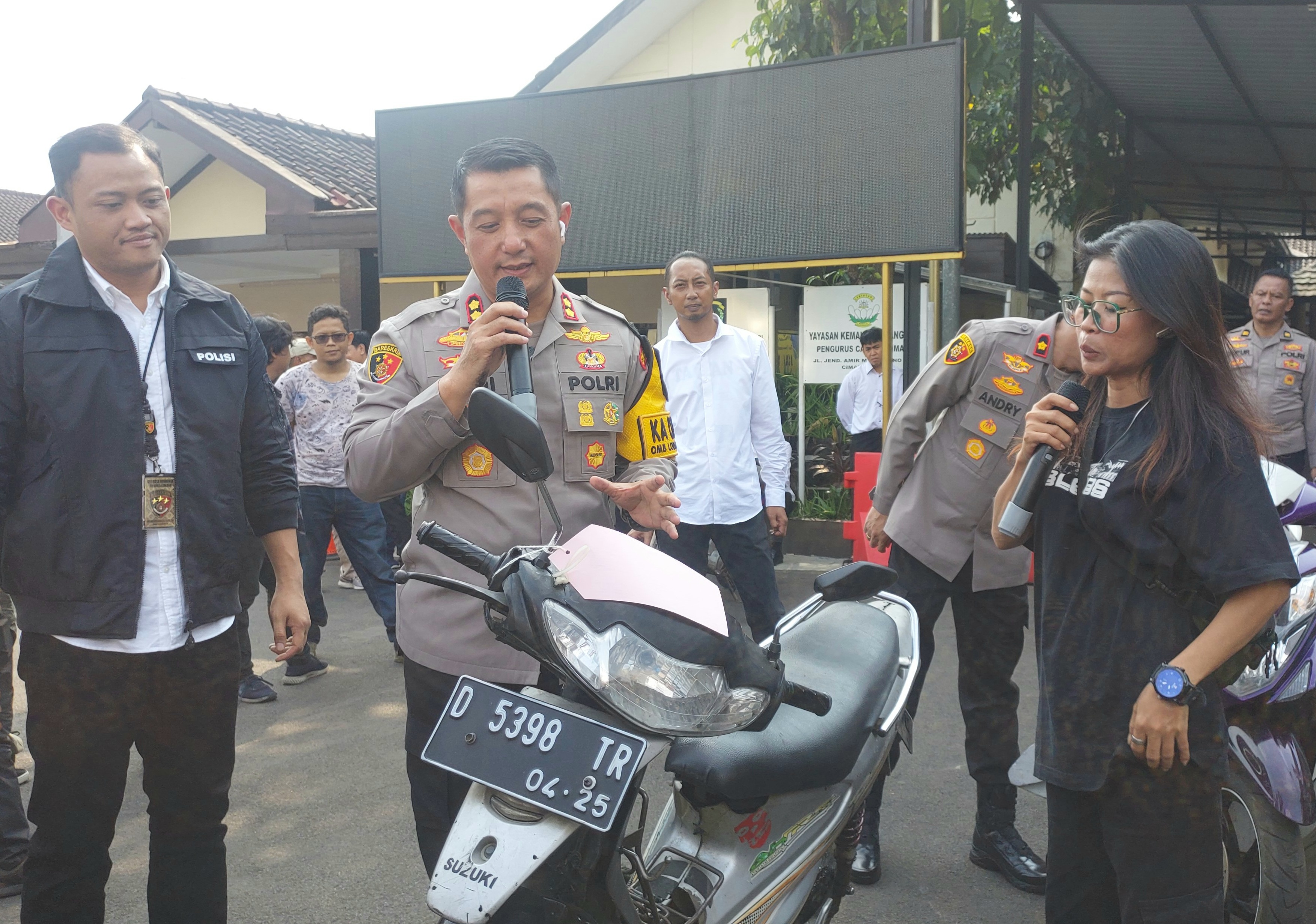 Kapolres Cimahi AKB Aldi Subartono menyerahkan kembali sepeda motor yang dicuri kepada pemiliknya. 