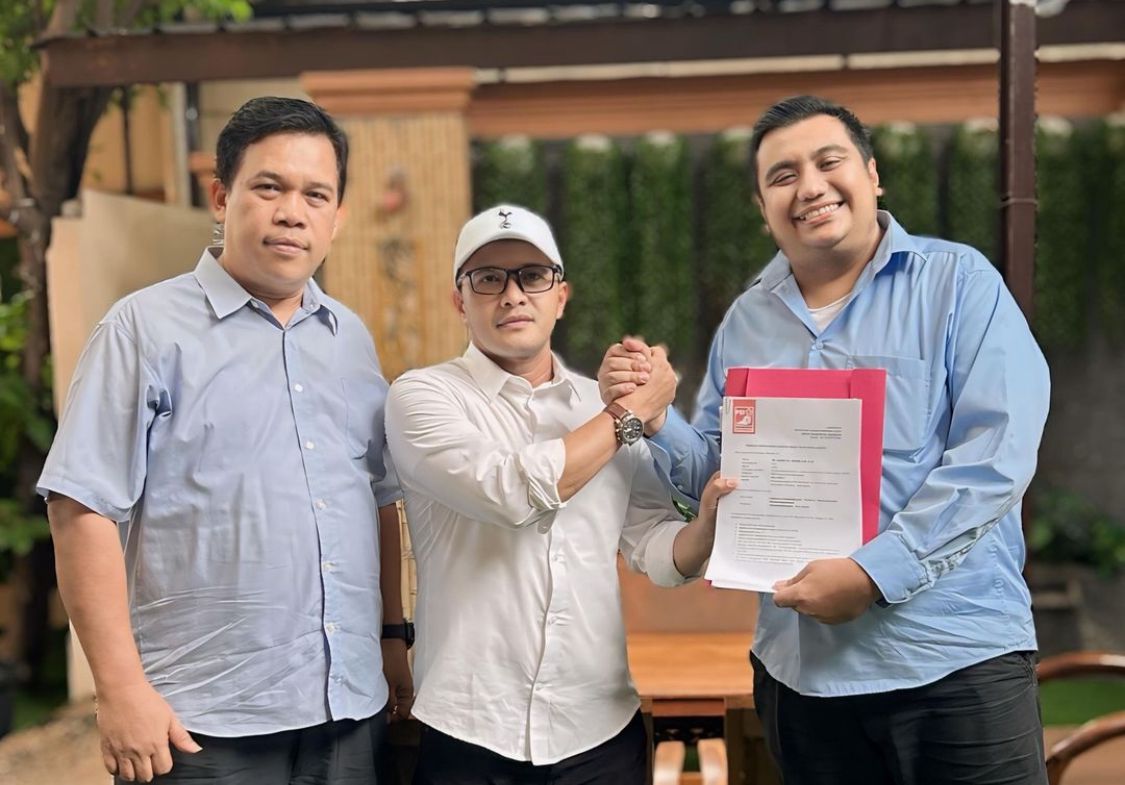 Ketua DPD PSI Depok Oparis Simanjuntak (kiri) bersama Ketua Desk Pilkada PSI Depok Icuk Pramana (kanan) menunjukkan surat dari DPP PSI.