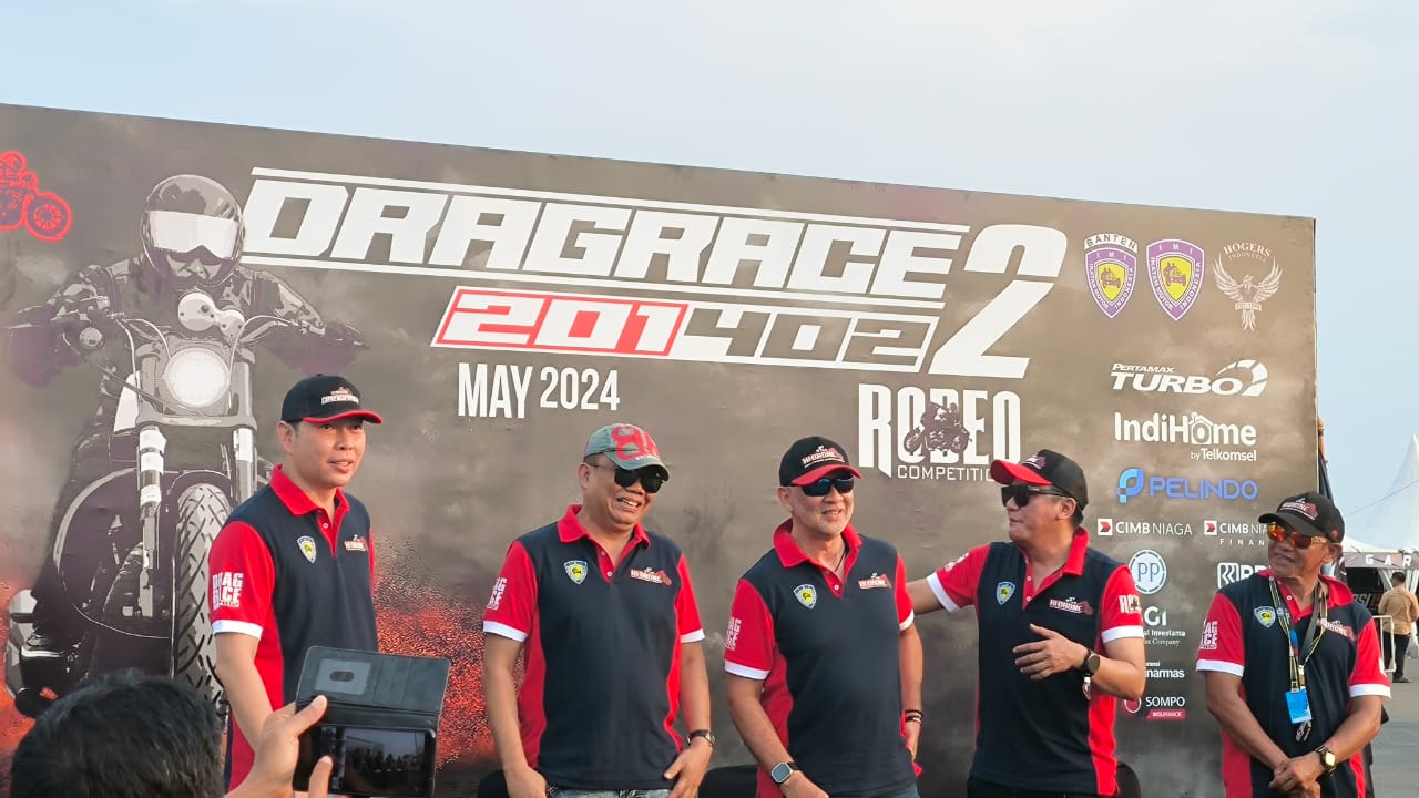 Para panitia penyelenggara HOGERS Indonesia Drag Race of National Event 2 (HI-DRONE2), di PIK 2.
