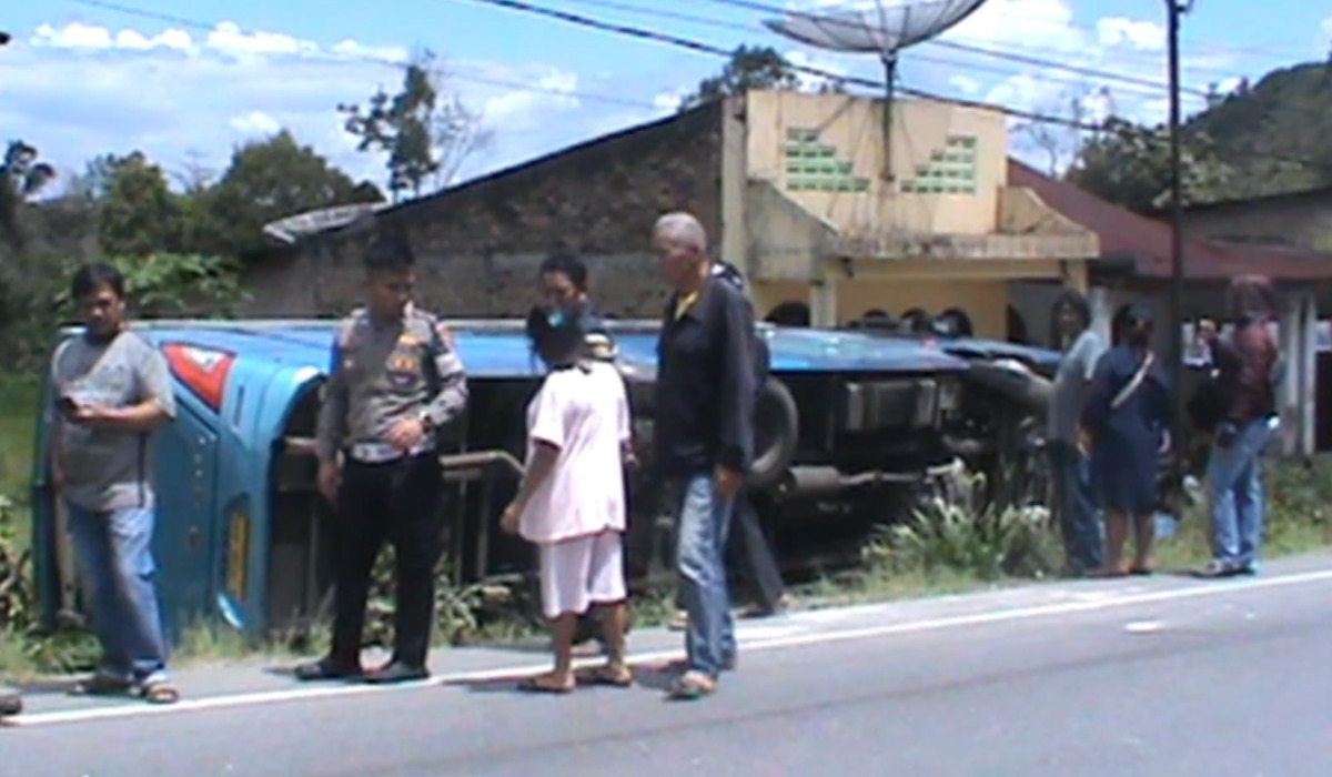 Bus pariwisata berisi rombongan dari Jakarta yang kecelakaan di Jalan Lintas Umum Meda Toba, Sumatra Utara (Sumut),