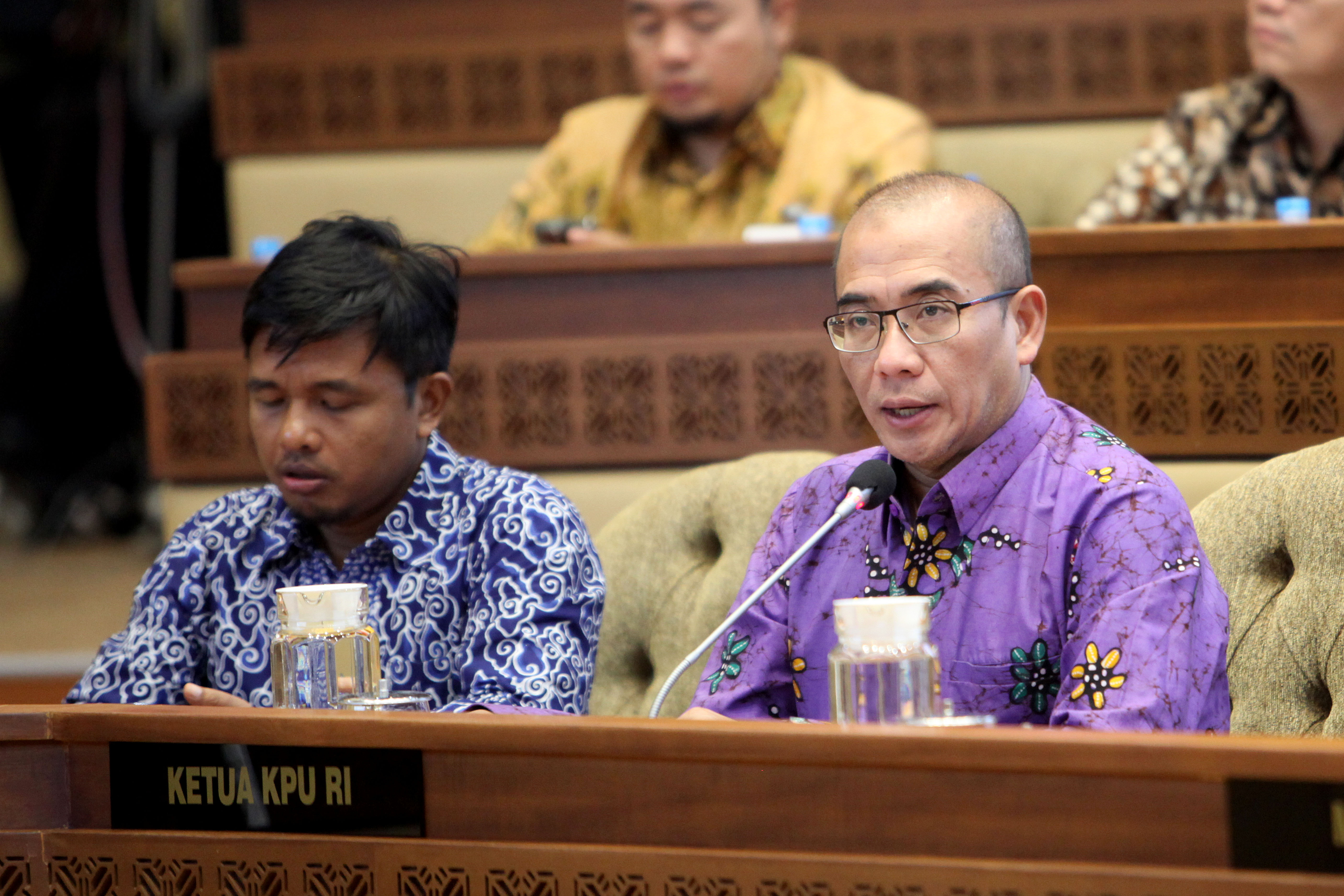Ketua KPU RI Hasyim Asy'ari (kanan) didampingi anggota KPU Idham Holik hadir dalam rapat kerja dengan Komisi II DPR RI, Rabu (15/5)