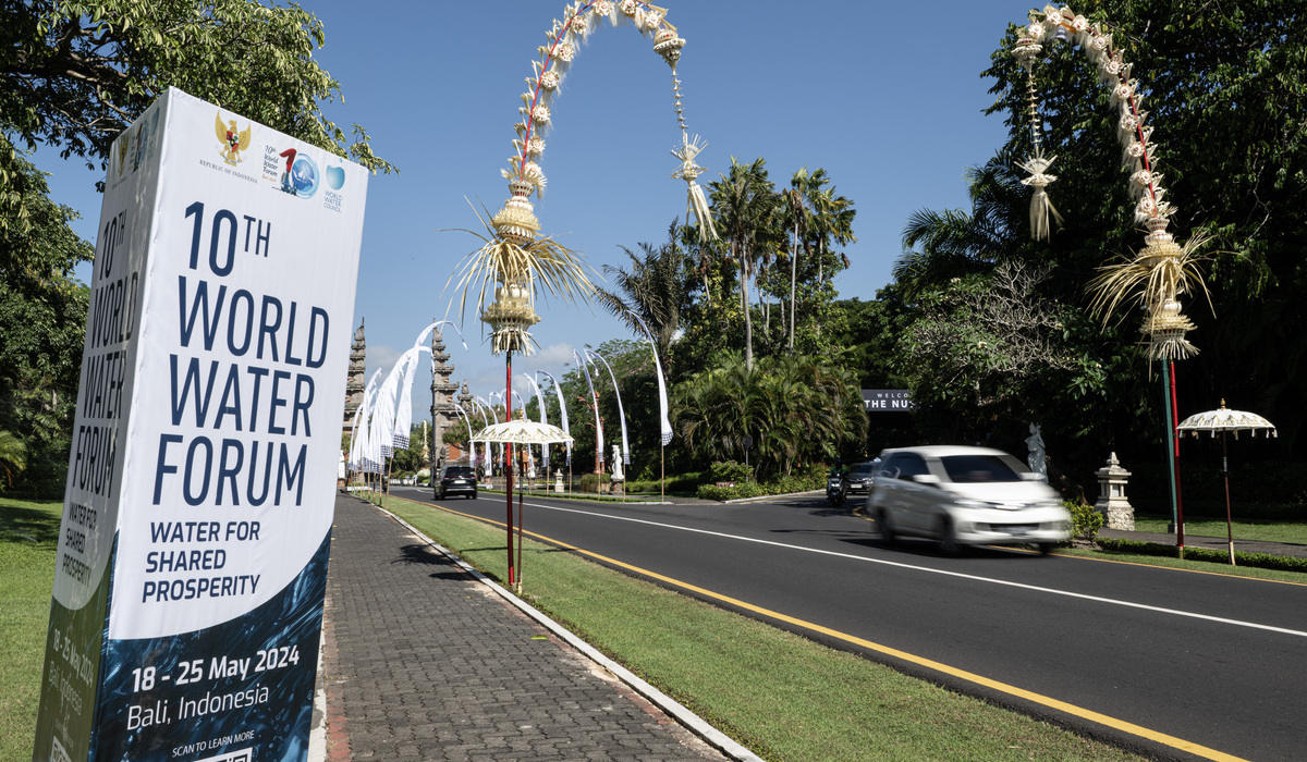 Kendaraan melintas di jalan yang pinggirnya dihiasi baliho World Water Forum ke-10 di Bali.