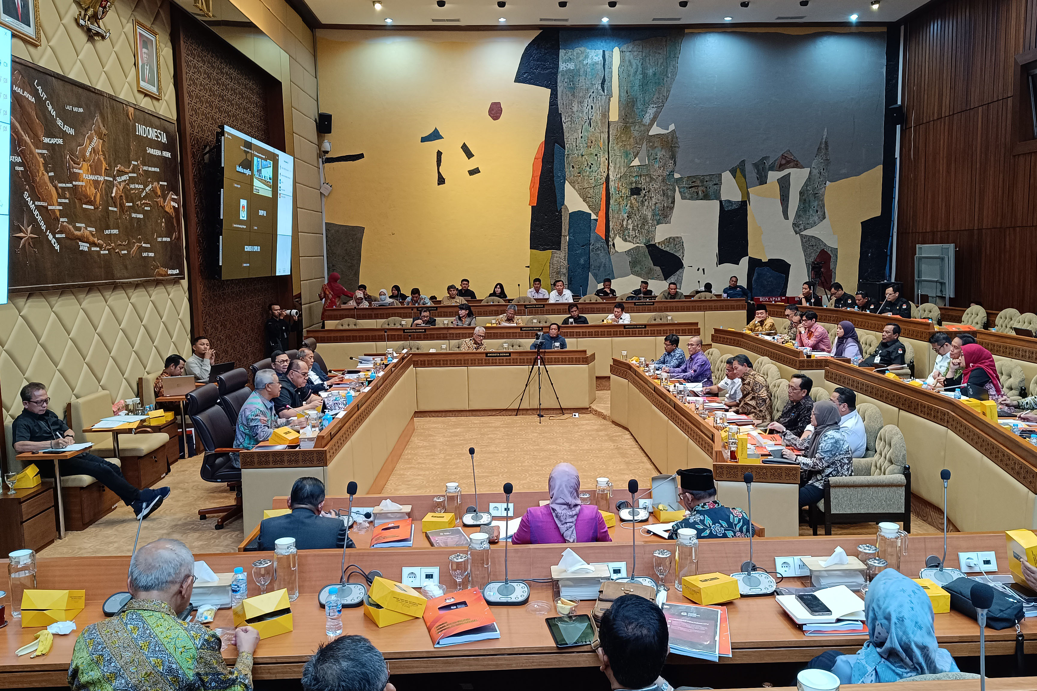 Rapat evaluasi pemilu di Gedung Nusantara, Kompleks Parlemen Senayan, Jakarta, Rabu (15/5).