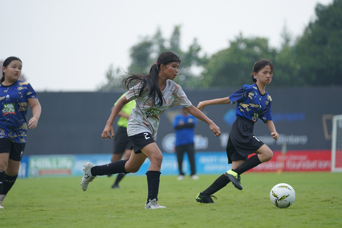 Pemain SDN Buaran 01 Aira Septiyani (tengah) menjadi pencetak gol terbanyak di KU 12.