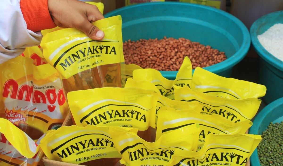 Minyakita di pasar tradisional Kota Kupang, NTT, Rabu (22/2).