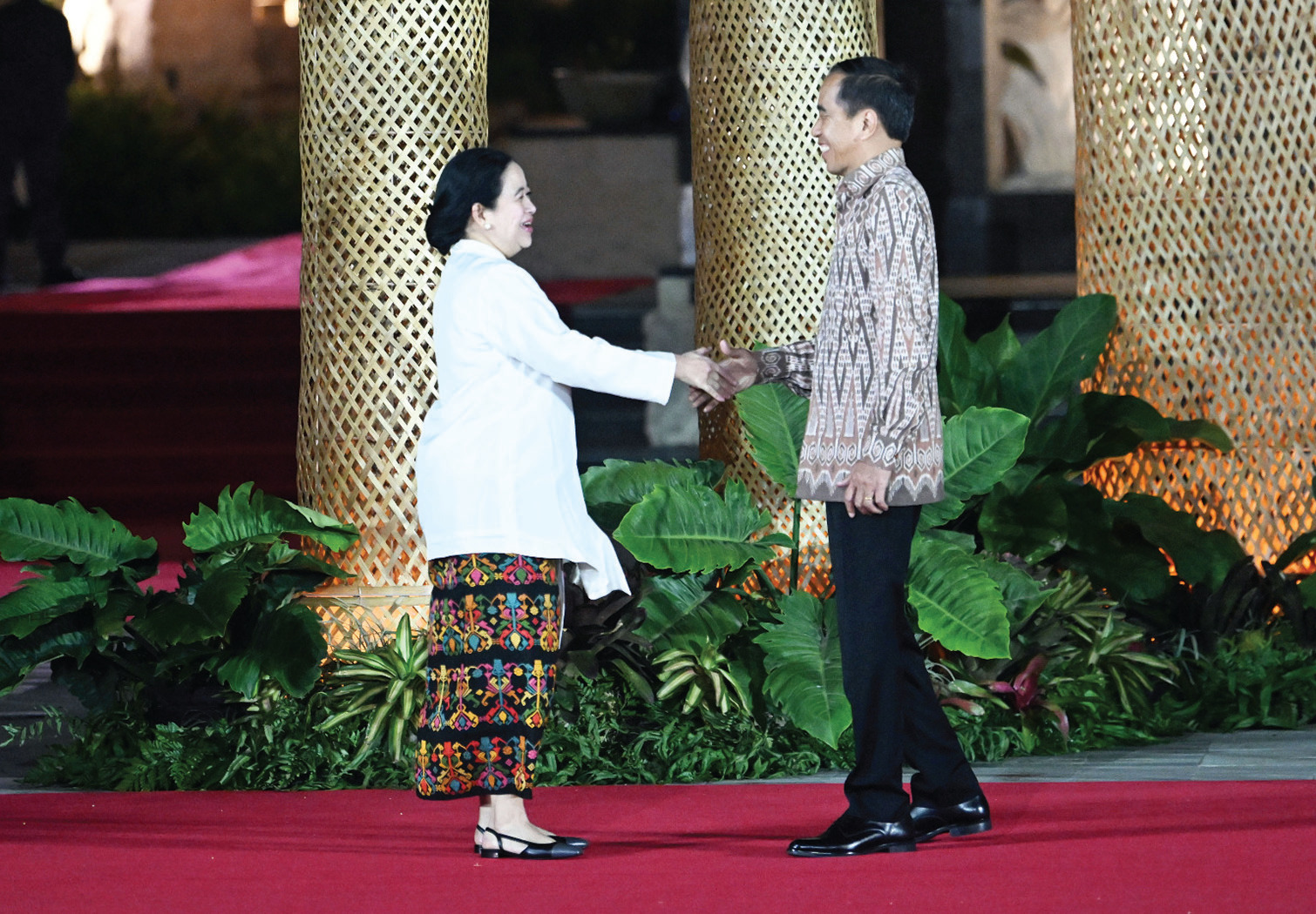 Presiden Joko Widodo berjabat tangan dengan perwakilan Presiden IPU Puan Maharani sebelum Welcoming Dinner World Water Forum Ke-10 2024.
