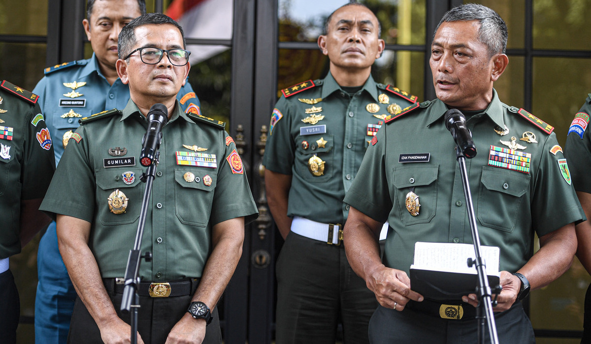 Kapuspen TNI Mayjen TNI Nugraha Gumilar (kiri).