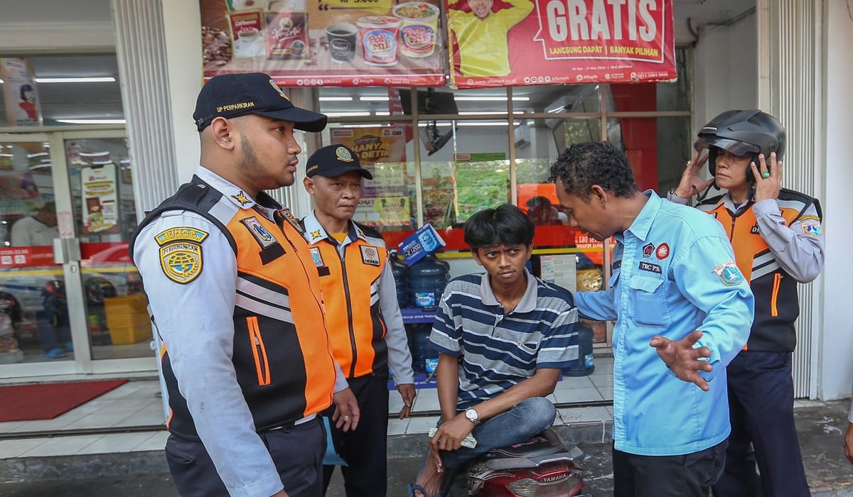 Petugas Dishub DKI Jakarta melakukan sosialisasi larangan parkir liar di minimarket kawasan Senen, Jakarta Pusat, Rabu (15/5).