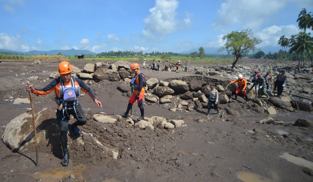 Tim SAR gabungan melakukan pencarian korban banjir bandang di Kecamatan Rambatan, Tanah Datar, Sumatera Barat.