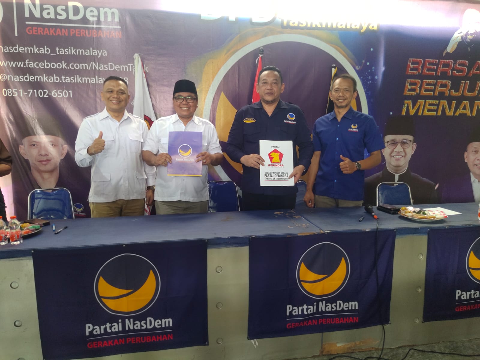 Ketua DPD Partai NasDem Kabupaten Tasikmalaya, Ade Ikhwan Batara dan Ketua DPC Gerindra, Haris Sanjaya, berfoto bersama, Jumat (10/5).