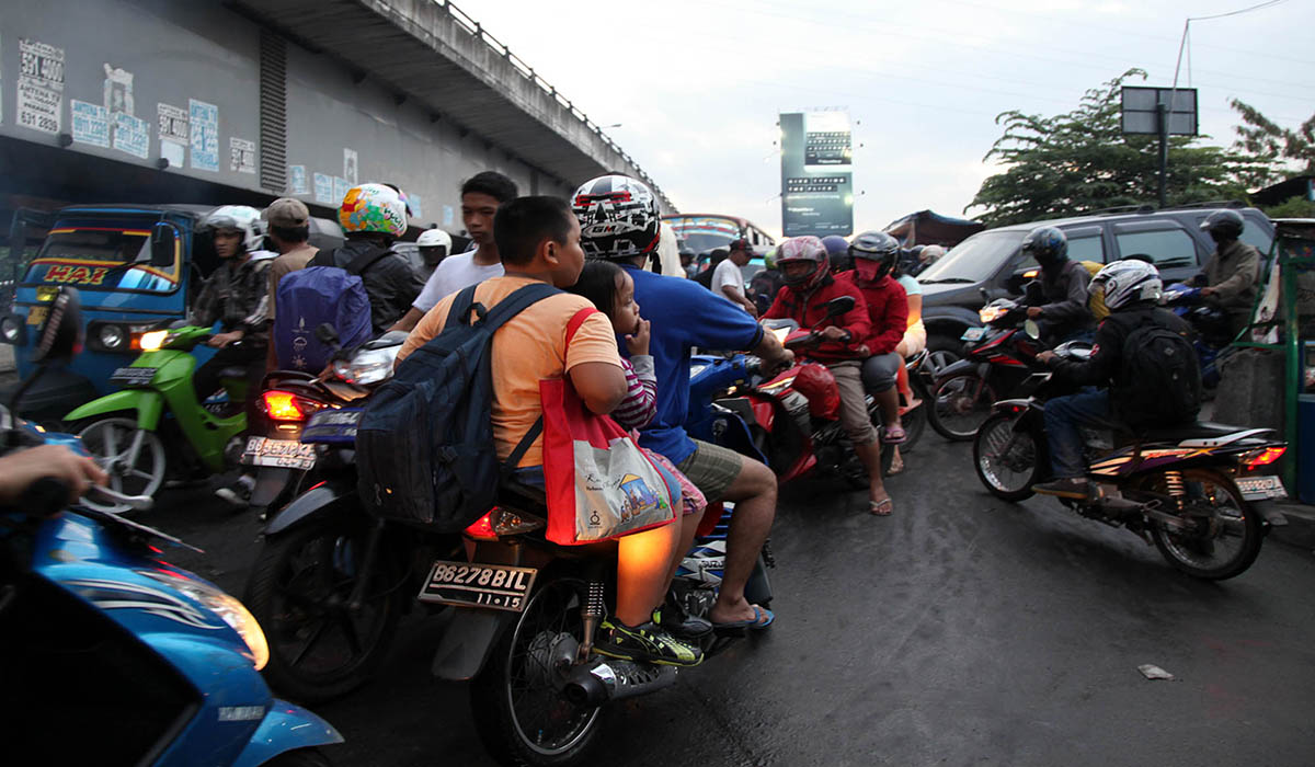 Para pengendara motor melawan arah di kawasan Roxy, Jakarta Barat, Kamis (11/4/2013).