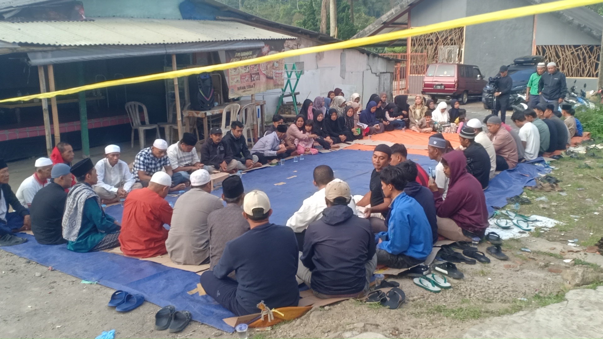 Warga menggelar doa bersama untuk para korban kecelakaan bus di Jalan Raya Ciater, Subang