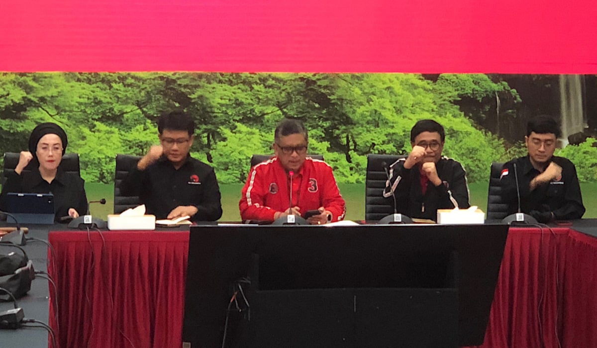 Sekretaris Jenderal PDIP Hasto Kristiyanto (tengah) di DPP PDIP, Jakarta Pusat, Rabu, 22 Mei 2024.