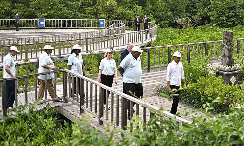 Presiden Jokowi (kanan) seusai membuka KTT World Water Forum Ke-10 di Bali. 