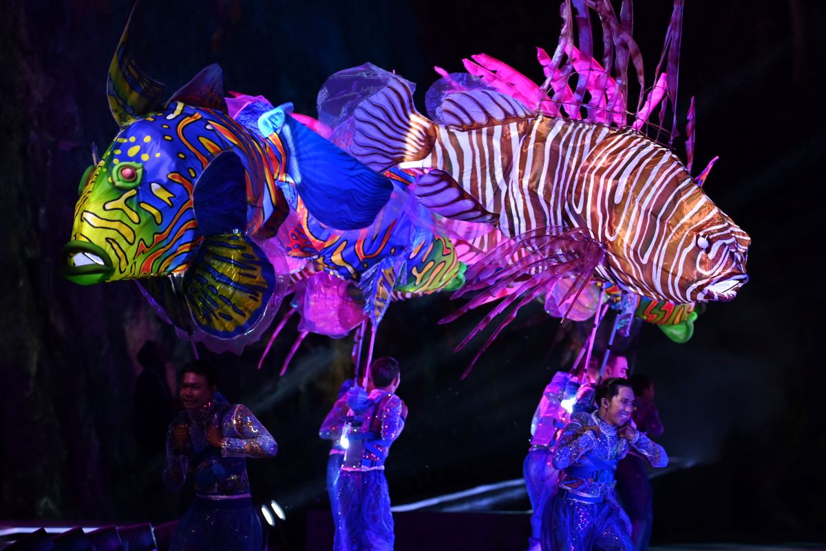 Seniman tampil saat pertunjukan seni budaya Welcoming Dinner World Water Forum ke-10 2024 di kawasan Taman Budaya Garuda Wisnu Kencana.