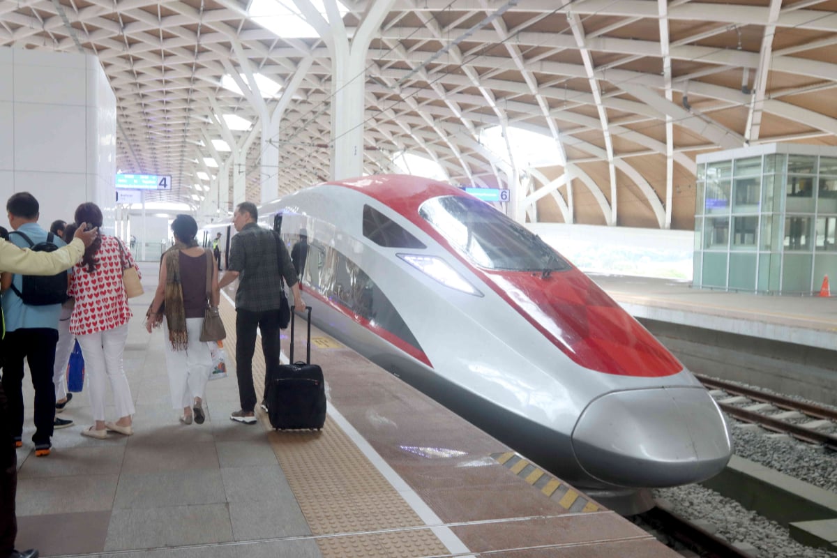 Penumpang menaiki Kereta Cepat Indonesia China KCIC / Kereta Cepat Jakarta Bandung / Whoosh, Di Stasiun Halim, Jakarta, Selasa (30/1/2024).