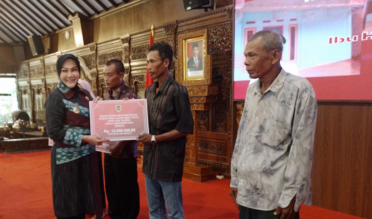  Pemerintah Kabupaten Klaten, Jawa Tengah, menyalurkan bantuan sosial untuk perbaikan rumah tidak layak huni (RTLH) sebanyak 245 unit. 