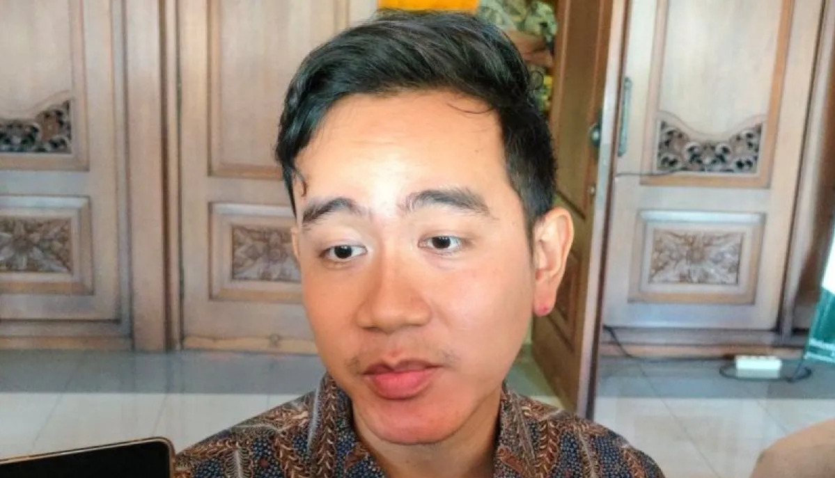 Wakil presiden terpilih Gibran Rakabuming Raka memberikan keterangan kepada wartawan di Solo, Jawa Tengah, kemarin. 