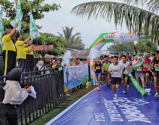 Bupati Sukabumi Marwan Hamami (kiri) dan Direktur Pemberitaan Media Indonesia Abdul Kohar (kedua kiri) melepas ratusan pelari.