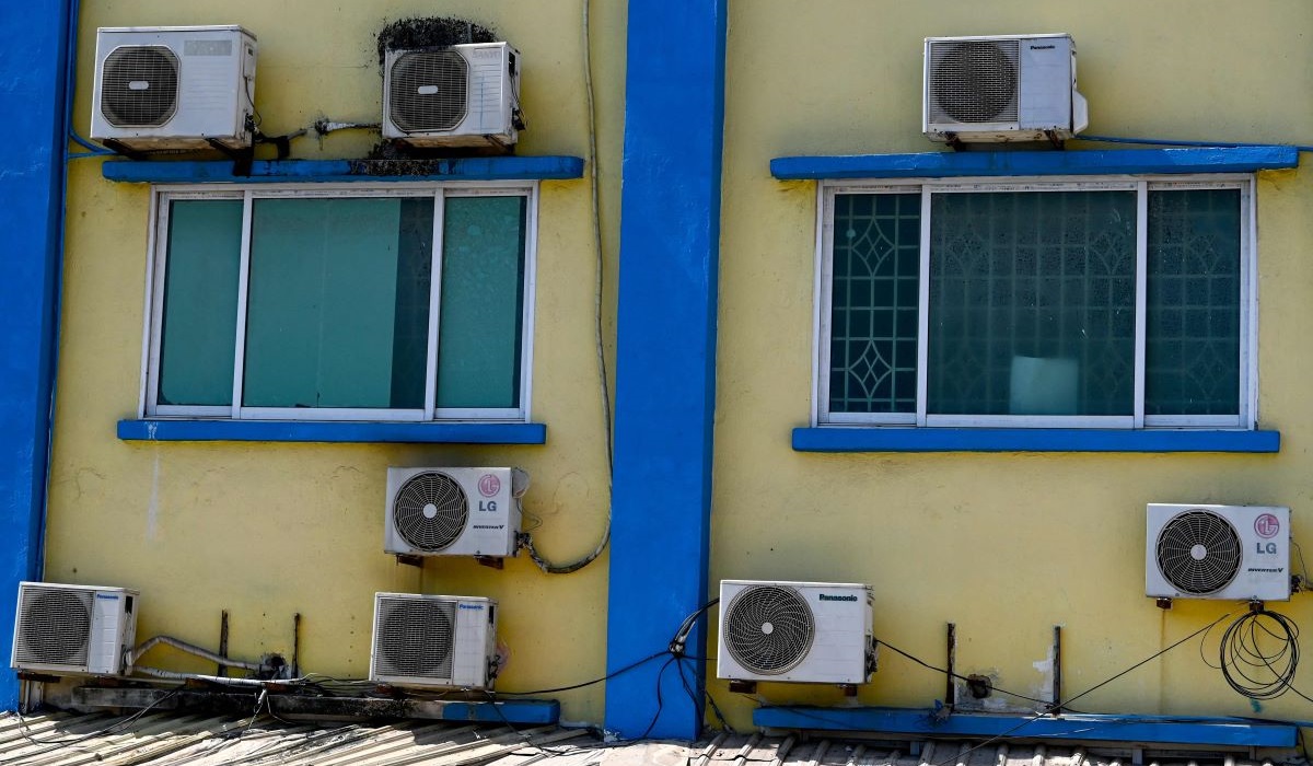 Unit pendingin udara di suatu gedung, Phnom Penh, Kamboja, pada 1 Mei 2024.