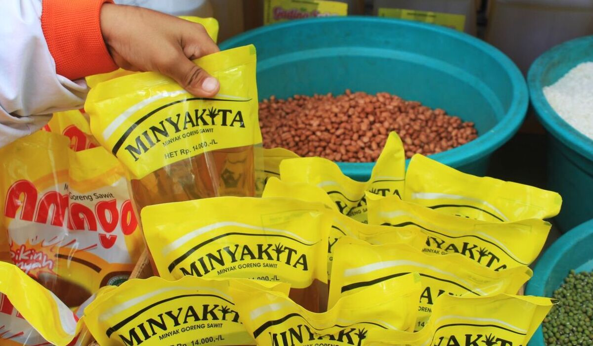 Pedagang menunjukkan stok Minyakita di pasar wilayah Kupang, NTT.