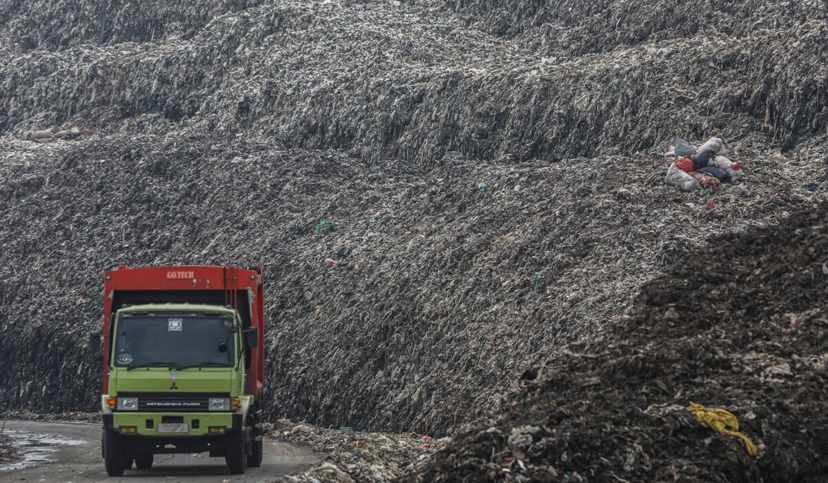 TPST Bantar Gebang Tempat Pembuangan Sampah Terbesar di Dunia.