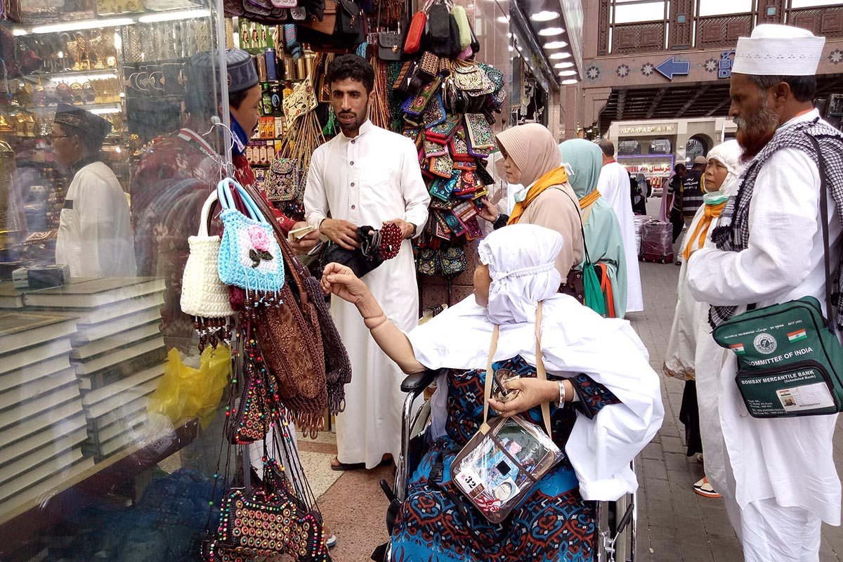 Jemaah Indonesia berkerumun di salah satu toko cinderamata yang tidak jauh dari Masjid Nabawi, Madinah, Sabtu (12/8/2017).