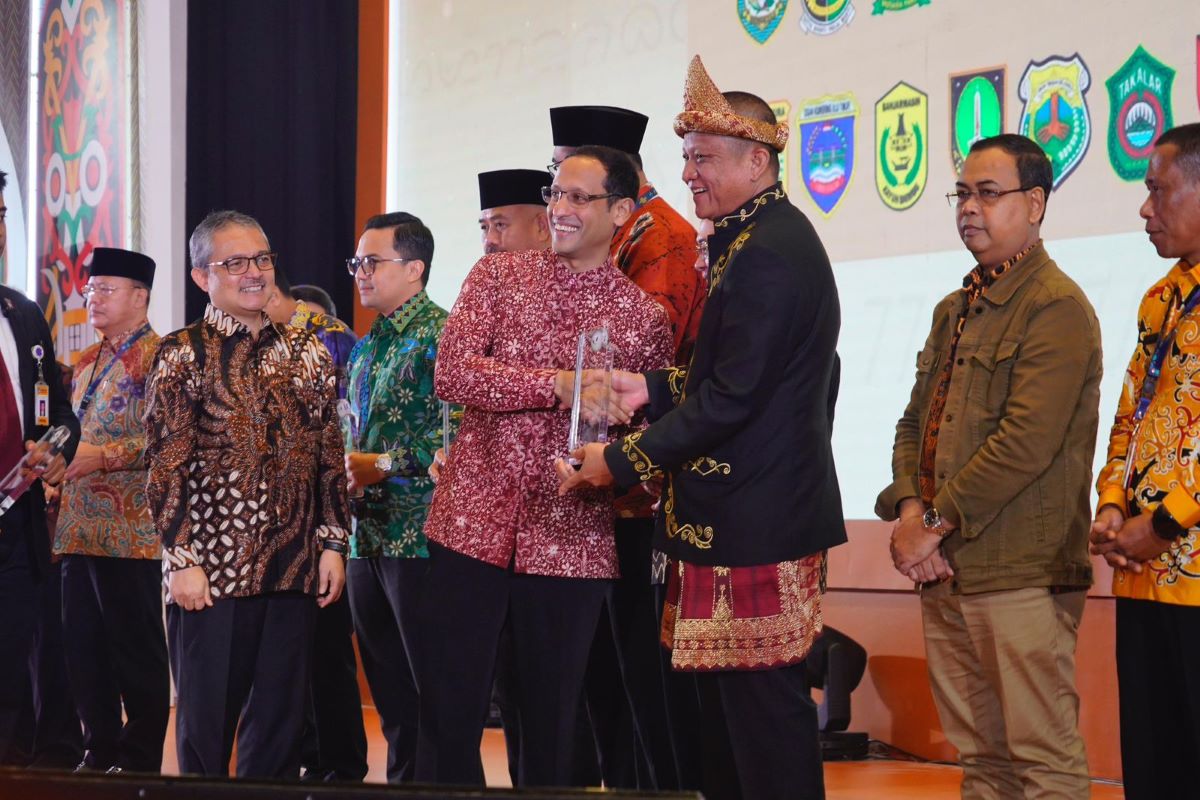 Mendikbudristek Nadiem Makarim memberikan penghargaan kepada para kepala daerah yang melestarikan bahasa daerah.