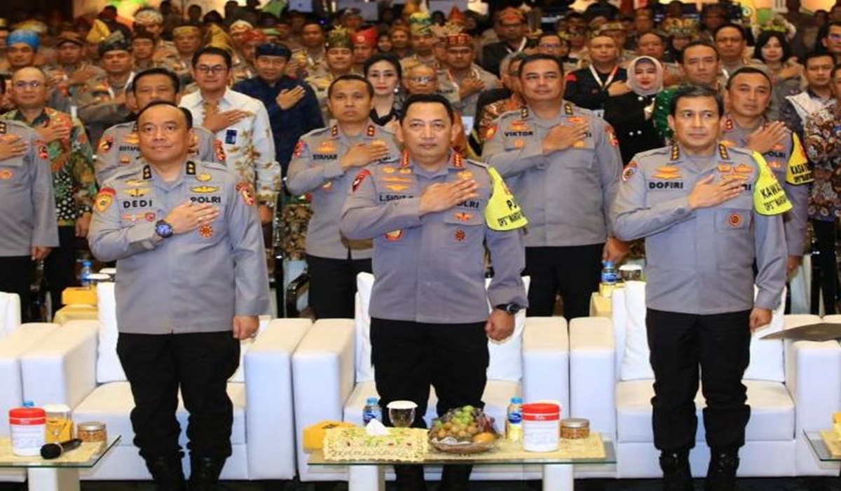 Kapolri Jenderal Listyo Sigit Prabowo (tengah)