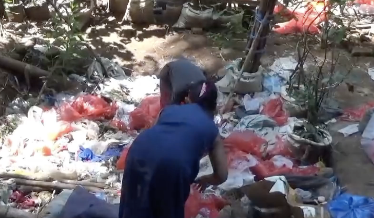 Bocah kecil di Nganjuk bantu cari rongsokan