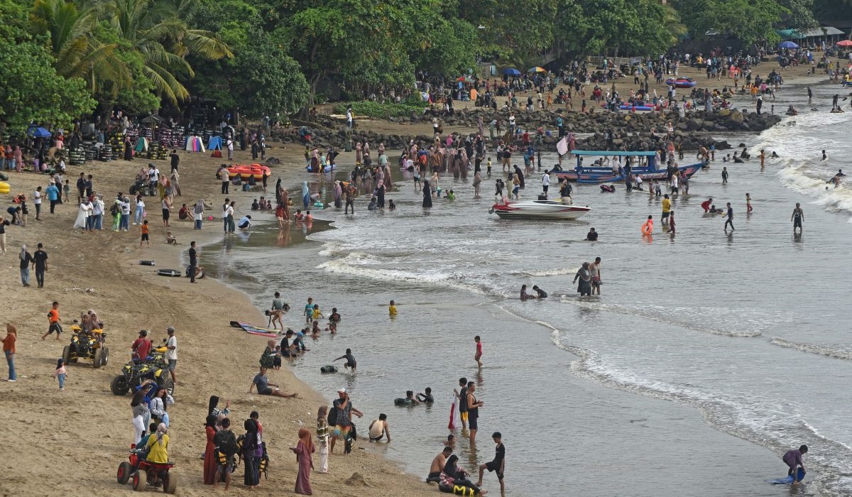 Pengunjung memadati lokasi wisata Pantai Batu Saung di kawasan wisata Pantai Anyer, Serang, Banten, Minggu (28/4/2024).