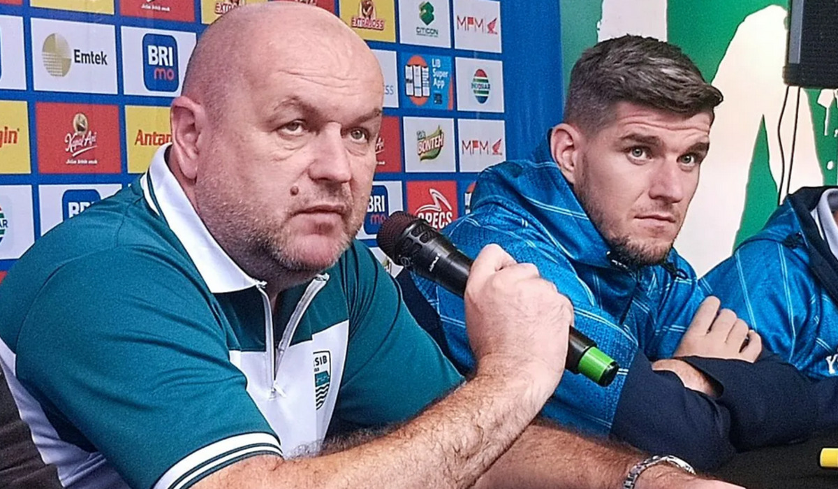 Pelatih Persib Bandung Bojan Hodak (kiri).