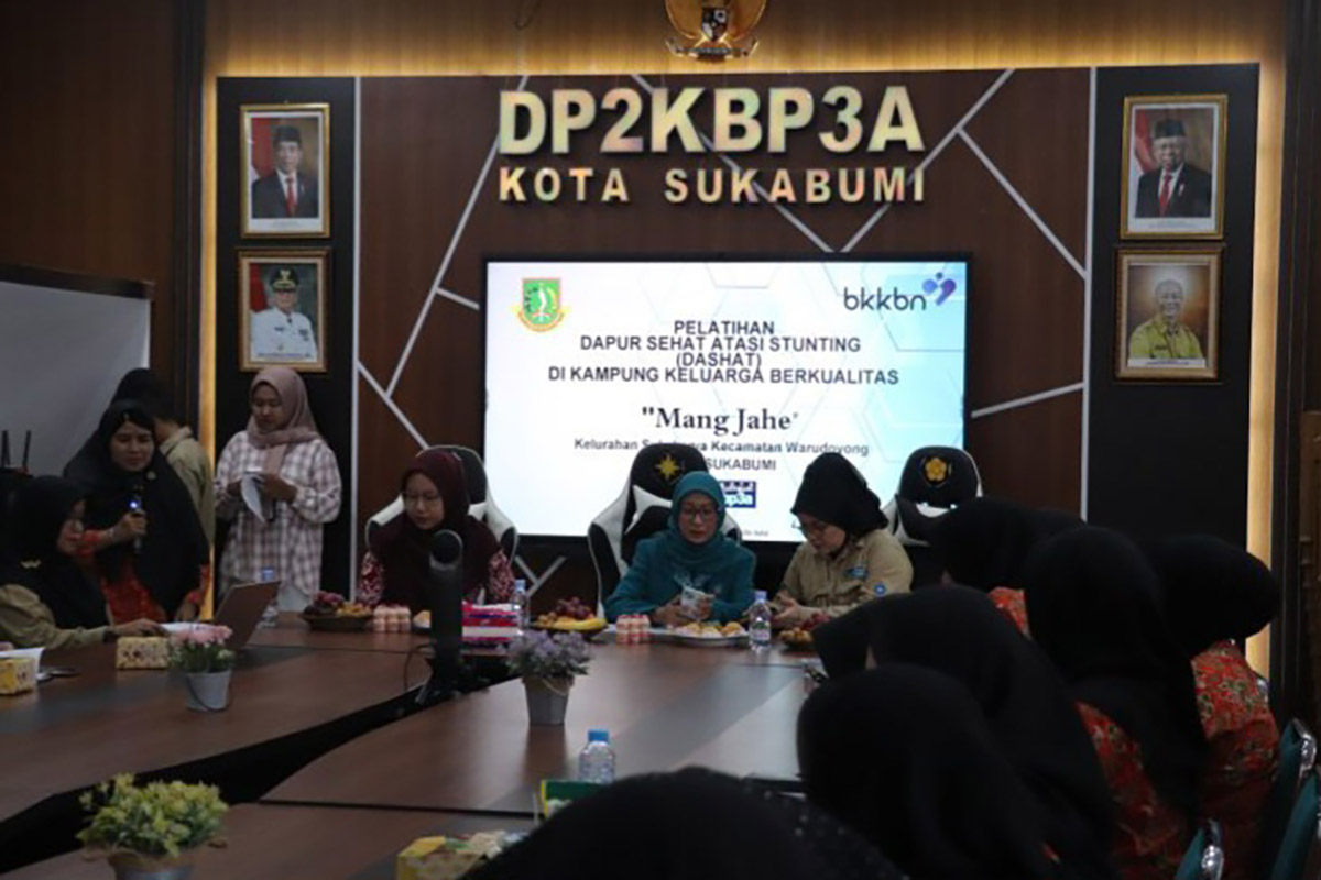 Pj Ketua TP-PKK Kota Sukabumi Diana Rahesti (tengah) ikut menghadiri kegiatan pelatihan Dapur Sehat Atasi Stunting (Dashat)