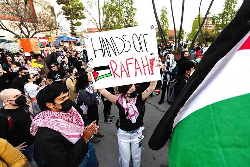 Demonstran melakukan protes selama unjuk rasa mendukung Rafah, di samping perkemahan pro-Palestina di Cal State LA di Los Angeles.