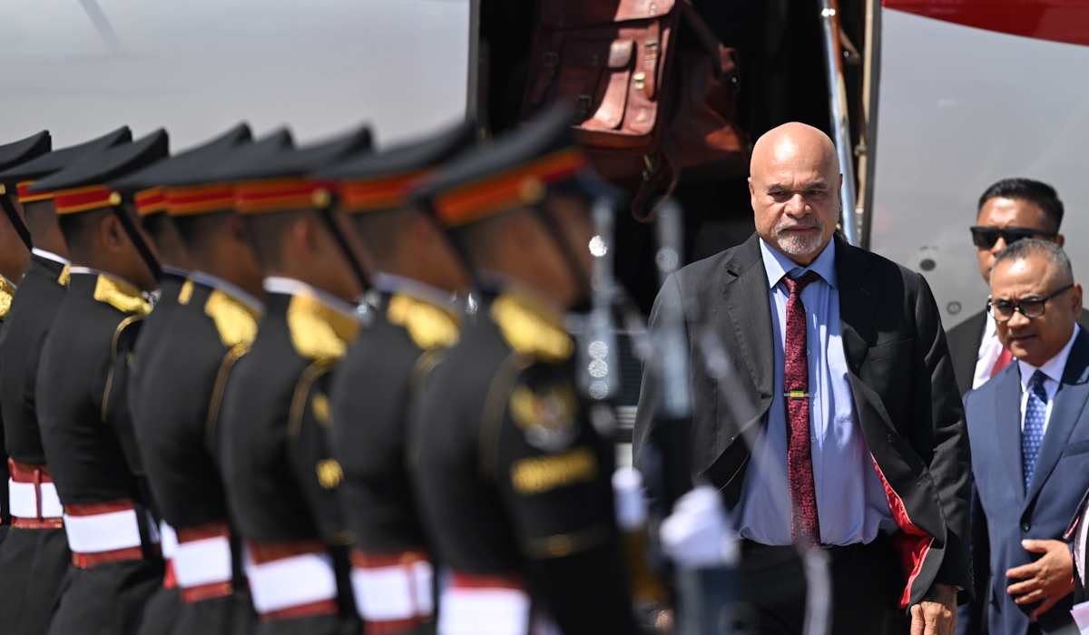 Wakil Perdana Menteri Papua Nugini John Rosso (kedua kanan) berjalan setibanya di terminal VVIP I Bandara I Gusti Ngurah Rai