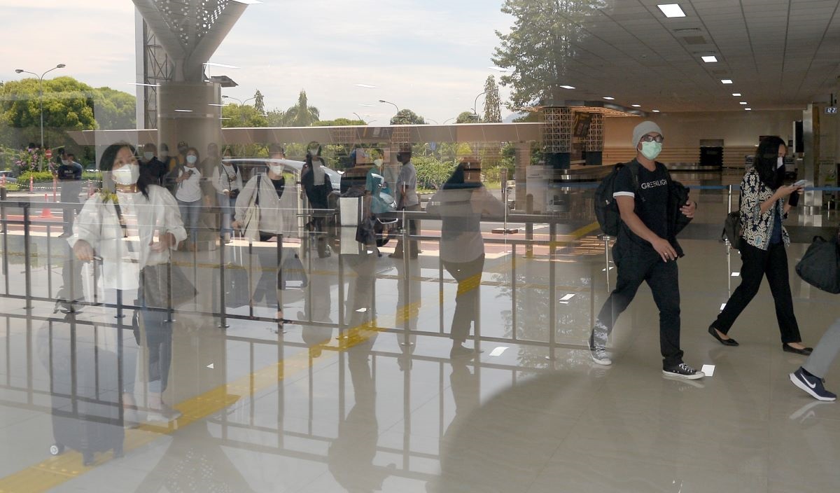 Sejumlah penumpang tiba di Bandara Internasional Sam Ratulangi, Manado, Sulawesi Utara, Senin (11/4/2022).