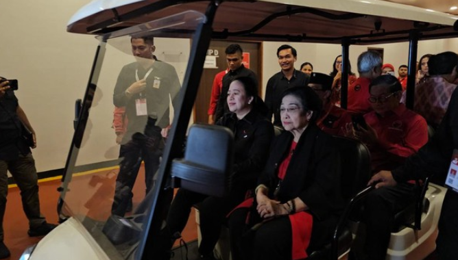 Puan Maharani Supiri Megawati dan Ganjar di Rakernas V PDIP