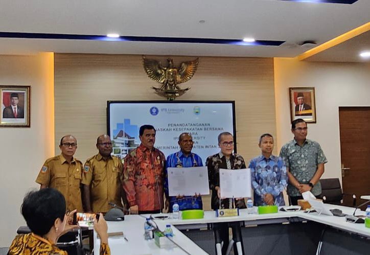 Penjabat Bupati Intan Jaya, Provinsi Papua Tengah Apolos Bagau bertemu sejumlah pihak yang akan membantu pembangunan di daerah yang dipimpin