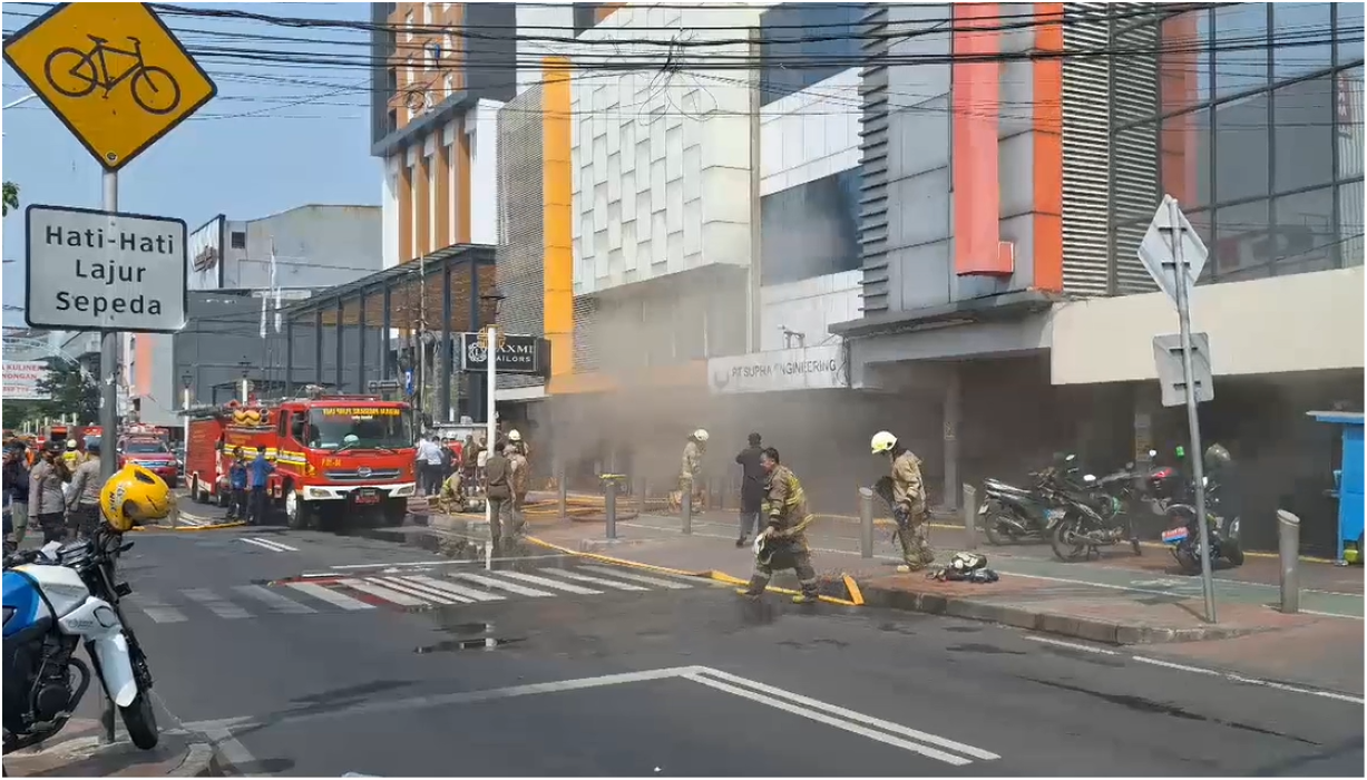 Kebakaran di toko pakaian.