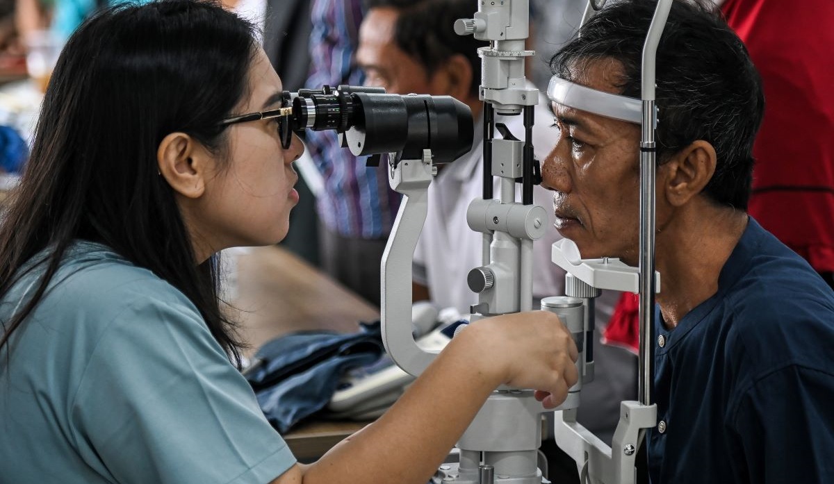Petugas kesehatan memeriksa kondisi mata calon pasien operasi katarak di RSUD Tamansari, Jakarta, Selasa (30/4/2024).