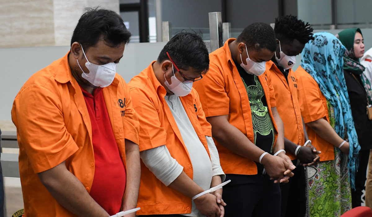 Lima tersangka dihadirkan dalam konferensi pers oleh Bareskrim saat pengungkapan kasus penipuan internasional di Mabes Polri