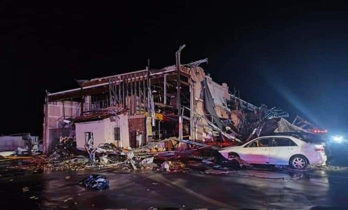 Setidaknya 15 orang tewas dalam serangkaian tornado di Texas, Arkansas, Oklahoma, dan Kentucky. 