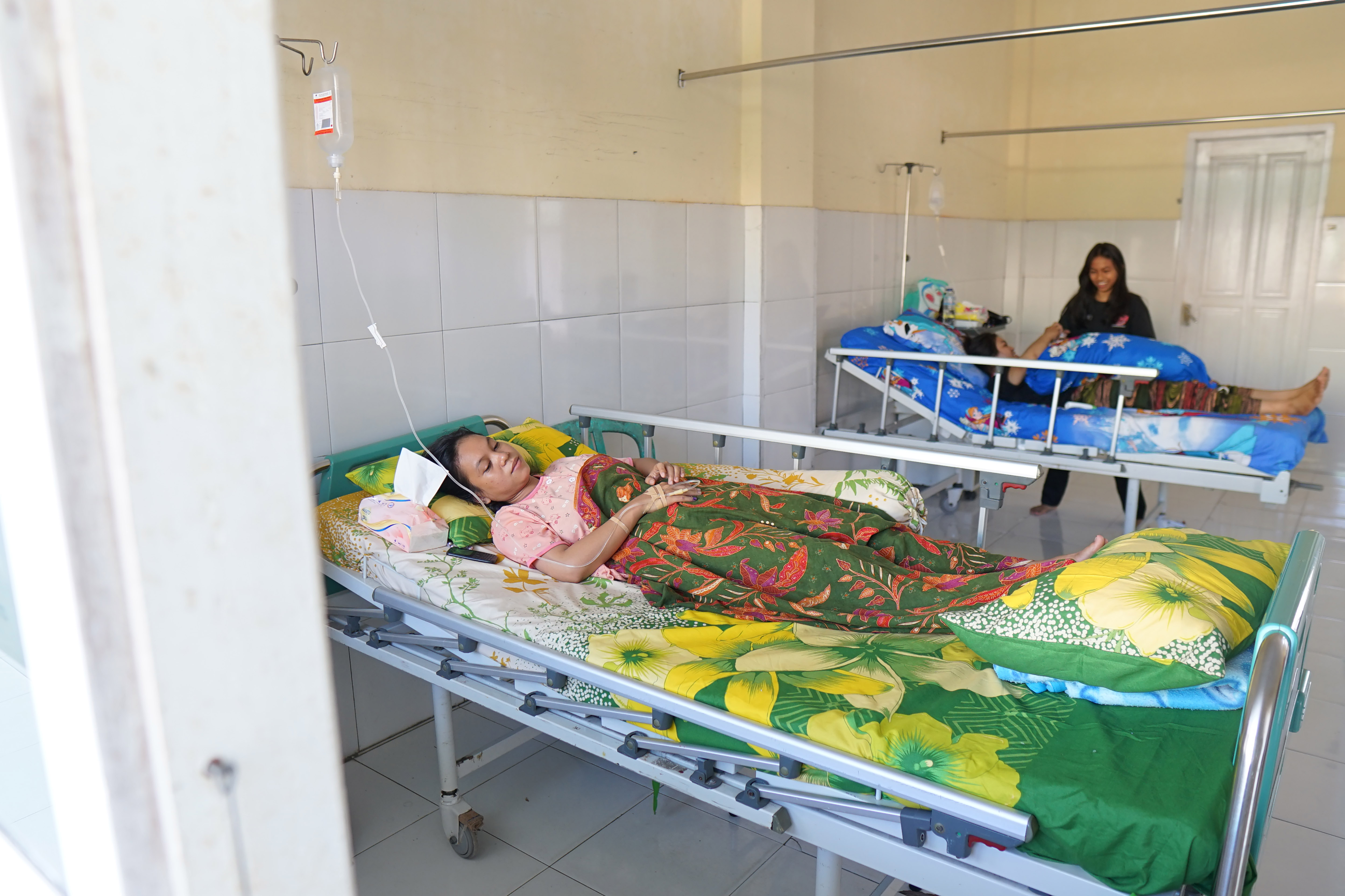 Pasien rawat inap menjalani perawati di rumah sakit