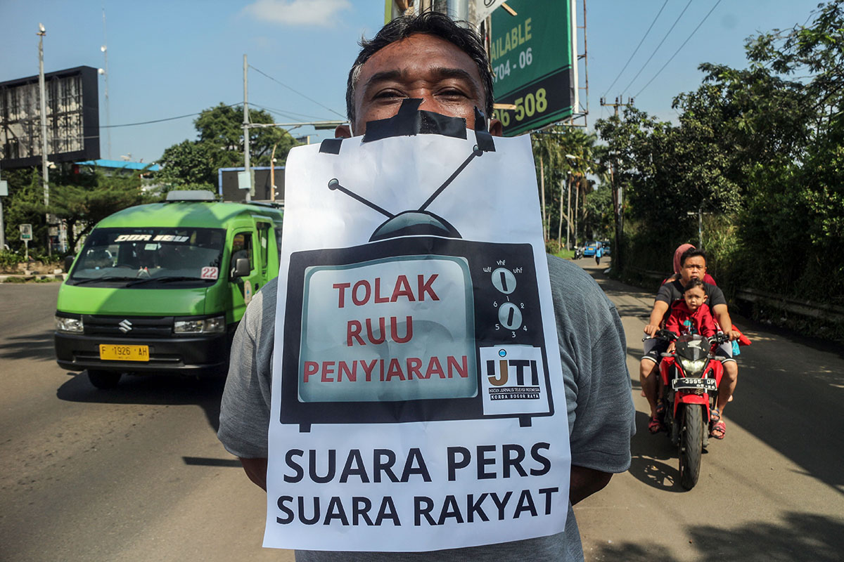 Wartawan menggelar aksi teatrikal menolak rancangan undang-undang (RUU) penyiaran di Simpang Gadog, Bogor, Jawa Barat, Minggu (26/5).