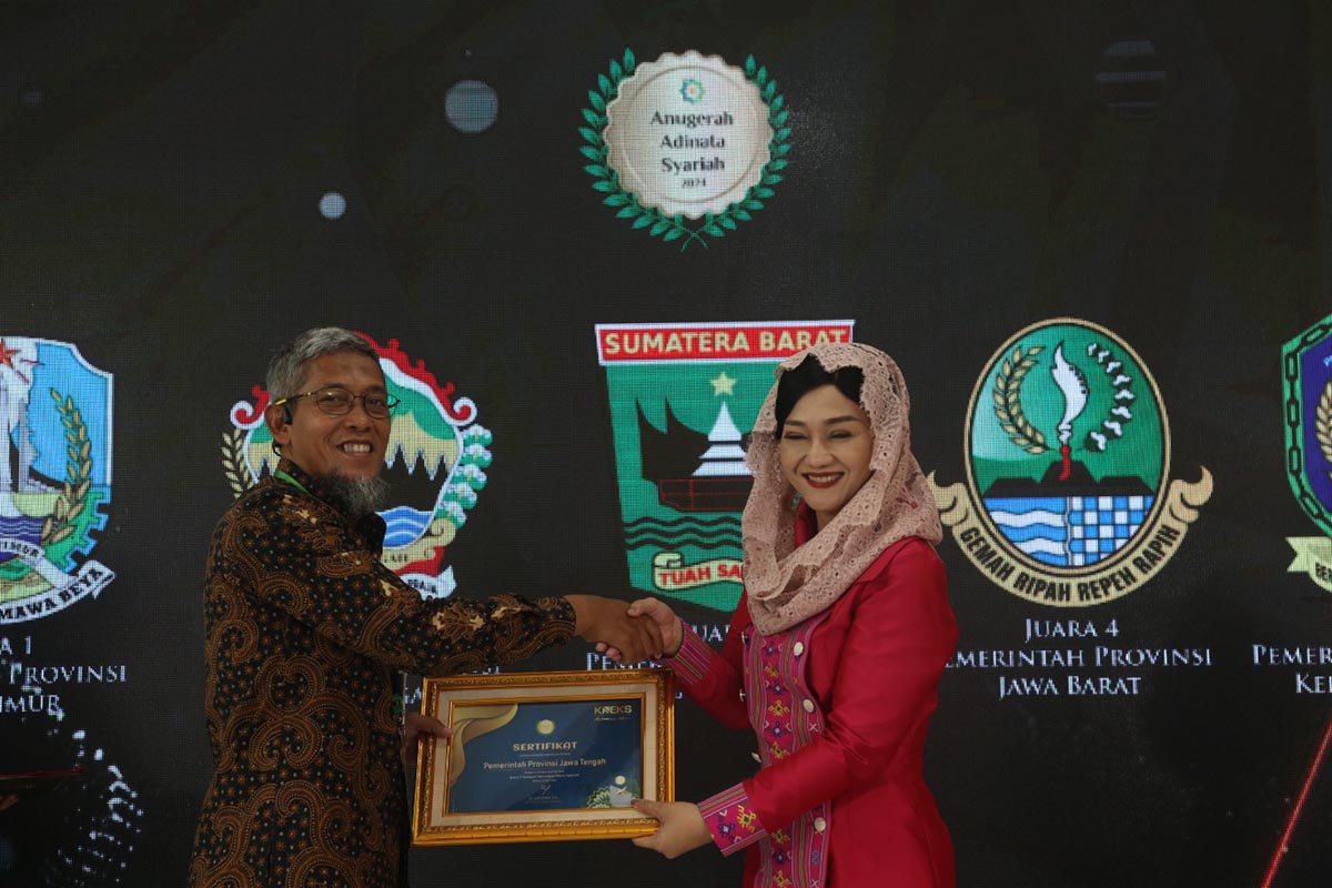 Sekretaris Daerah Provinsi Jawa Tengah Sumarno (kiri) mewakili Pemprov Jateng menerima penghargaan dari KNEKS.